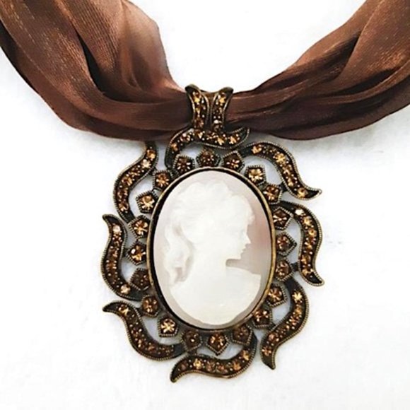 BROWN Satin Cameo Crystal Brass Pendant-Necklace - Picture 4 of 7
